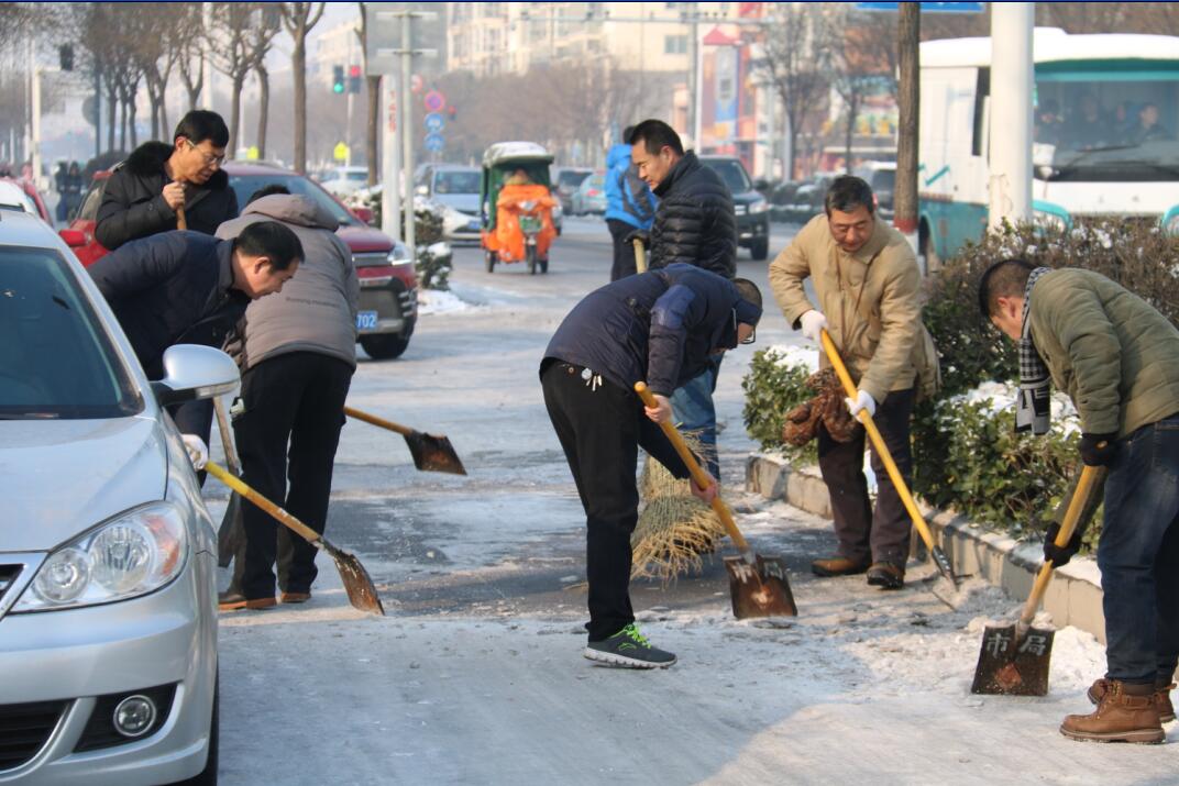 新乡市检测中心参加雪后道路除冰活动